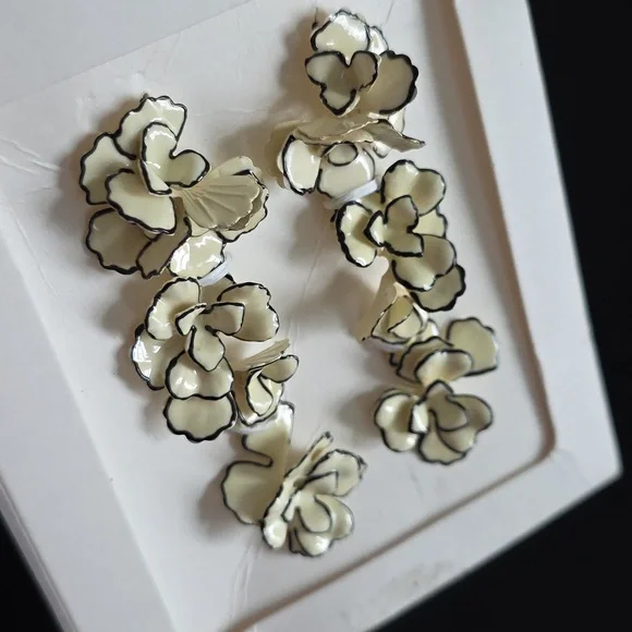 ZARA Contrast Flower Earrings - Picture 11 of 14